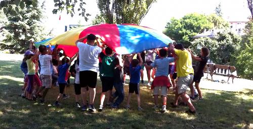 paracadute,gioco,cre,bambini,colori,allegria,educazione,cooperazione